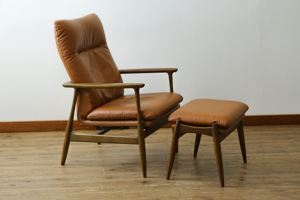 中古　美品　FUJI FURNITURE(冨士ファニチア)　Mysa(ミーサ)　上品でモダンなリクライニングチェアとスツールのセット　定価約24万円　(R-087263)