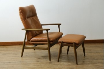 中古　美品　FUJI FURNITURE(冨士ファニチア)　Mysa(ミーサ)　上品でモダンなリクライニングチェアとスツールのセット　定価約24万円　(R-087263)