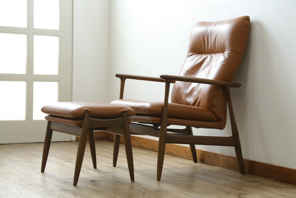 中古　美品　FUJI FURNITURE(冨士ファニチア)　Mysa(ミーサ)　上品でモダンなリクライニングチェアとスツールのセット　定価約24万円　(R-087263)
