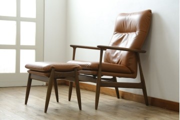 中古　美品　FUJI FURNITURE(冨士ファニチア)　Mysa(ミーサ)　上品でモダンなリクライニングチェアとスツールのセット　定価約24万円　(R-087263)
