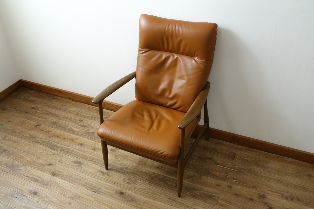 中古　美品　FUJI FURNITURE(冨士ファニチア)　Mysa(ミーサ)　上品でモダンなリクライニングチェアとスツールのセット　定価約24万円　(R-087263)