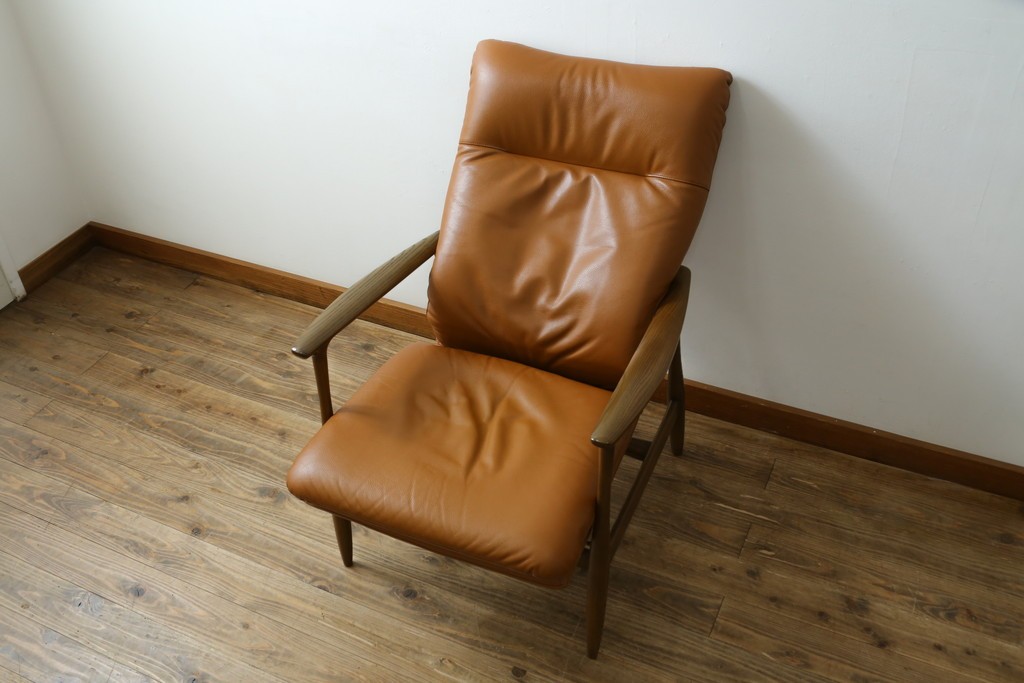 中古　美品　FUJI FURNITURE(冨士ファニチア)　Mysa(ミーサ)　上品でモダンなリクライニングチェアとスツールのセット　定価約24万円　(R-087263)
