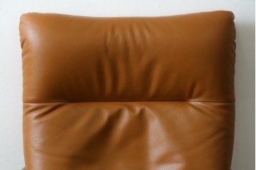 中古　美品　FUJI FURNITURE(冨士ファニチア)　Mysa(ミーサ)　上品でモダンなリクライニングチェアとスツールのセット　定価約24万円　(R-087263)