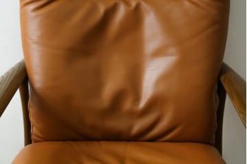 中古　美品　FUJI FURNITURE(冨士ファニチア)　Mysa(ミーサ)　上品でモダンなリクライニングチェアとスツールのセット　定価約24万円　(R-087263)