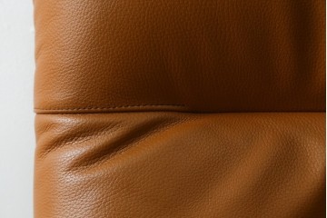 中古　美品　FUJI FURNITURE(冨士ファニチア)　Mysa(ミーサ)　上品でモダンなリクライニングチェアとスツールのセット　定価約24万円　(R-087263)