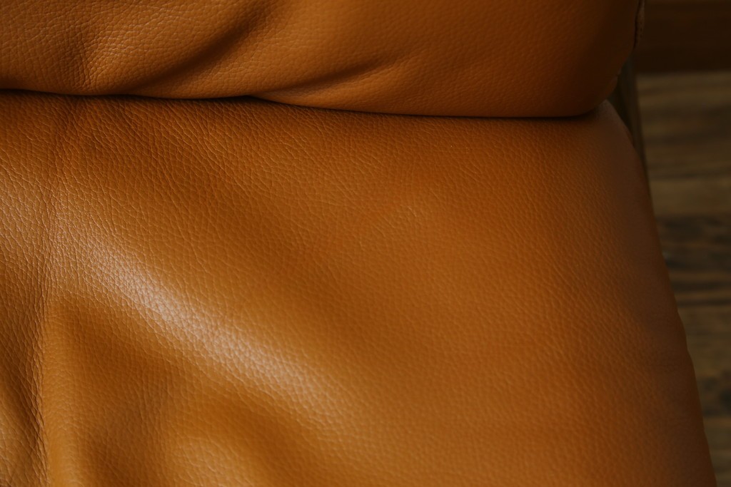 中古　美品　FUJI FURNITURE(冨士ファニチア)　Mysa(ミーサ)　上品でモダンなリクライニングチェアとスツールのセット　定価約24万円　(R-087263)