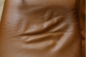 中古　美品　FUJI FURNITURE(冨士ファニチア)　Mysa(ミーサ)　上品でモダンなリクライニングチェアとスツールのセット　定価約24万円　(R-087263)
