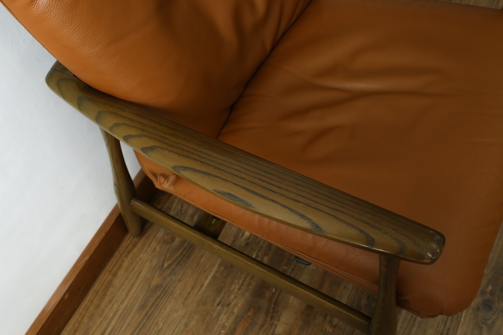 中古　美品　FUJI FURNITURE(冨士ファニチア)　Mysa(ミーサ)　上品でモダンなリクライニングチェアとスツールのセット　定価約24万円　(R-087263)
