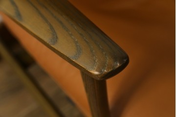 中古　美品　FUJI FURNITURE(冨士ファニチア)　Mysa(ミーサ)　上品でモダンなリクライニングチェアとスツールのセット　定価約24万円　(R-087263)