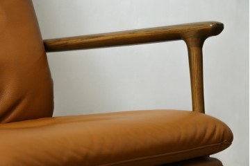 中古　美品　FUJI FURNITURE(冨士ファニチア)　Mysa(ミーサ)　上品でモダンなリクライニングチェアとスツールのセット　定価約24万円　(R-087263)