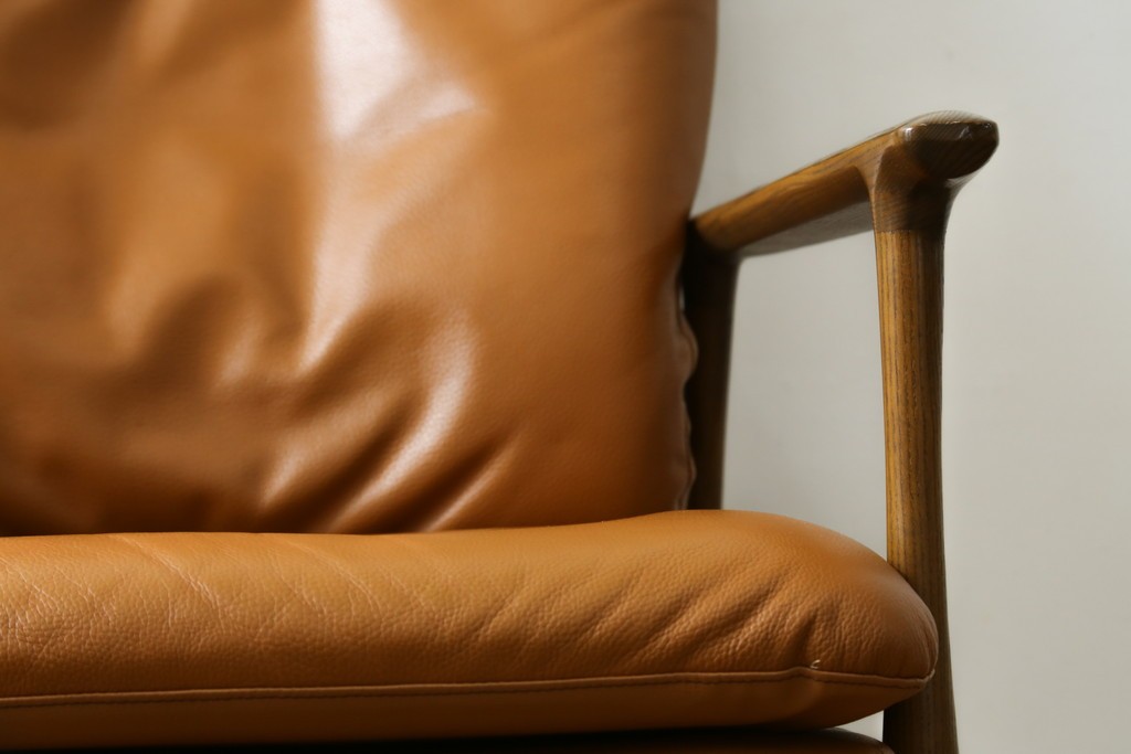 中古　美品　FUJI FURNITURE(冨士ファニチア)　Mysa(ミーサ)　上品でモダンなリクライニングチェアとスツールのセット　定価約24万円　(R-087263)