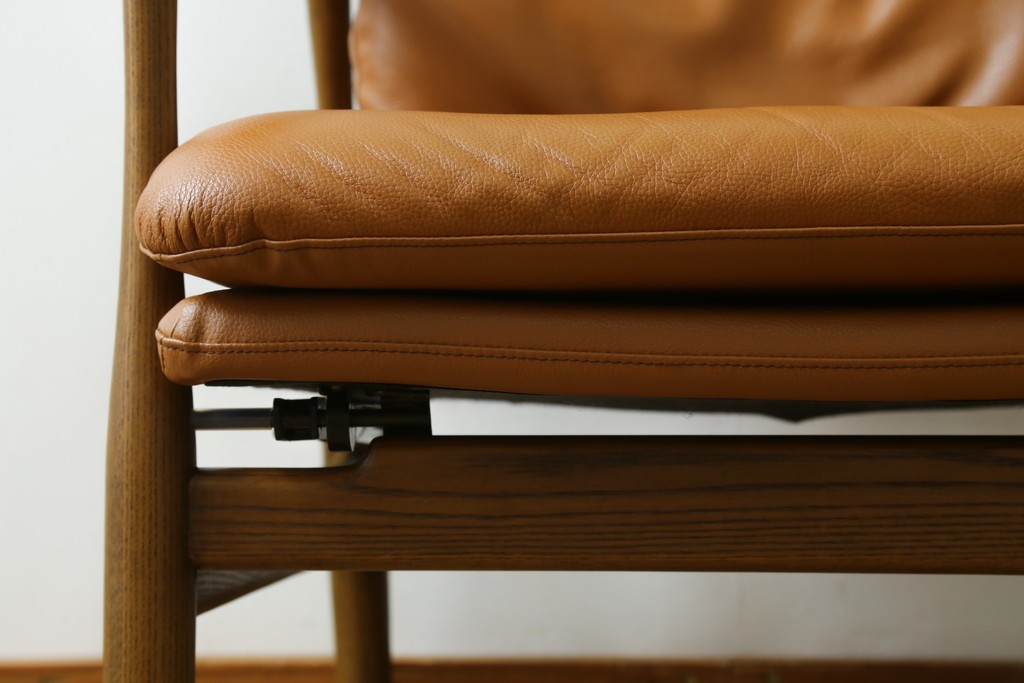 中古　美品　FUJI FURNITURE(冨士ファニチア)　Mysa(ミーサ)　上品でモダンなリクライニングチェアとスツールのセット　定価約24万円　(R-087263)