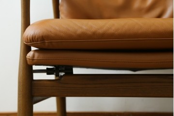 中古　美品　FUJI FURNITURE(冨士ファニチア)　Mysa(ミーサ)　上品でモダンなリクライニングチェアとスツールのセット　定価約24万円　(R-087263)