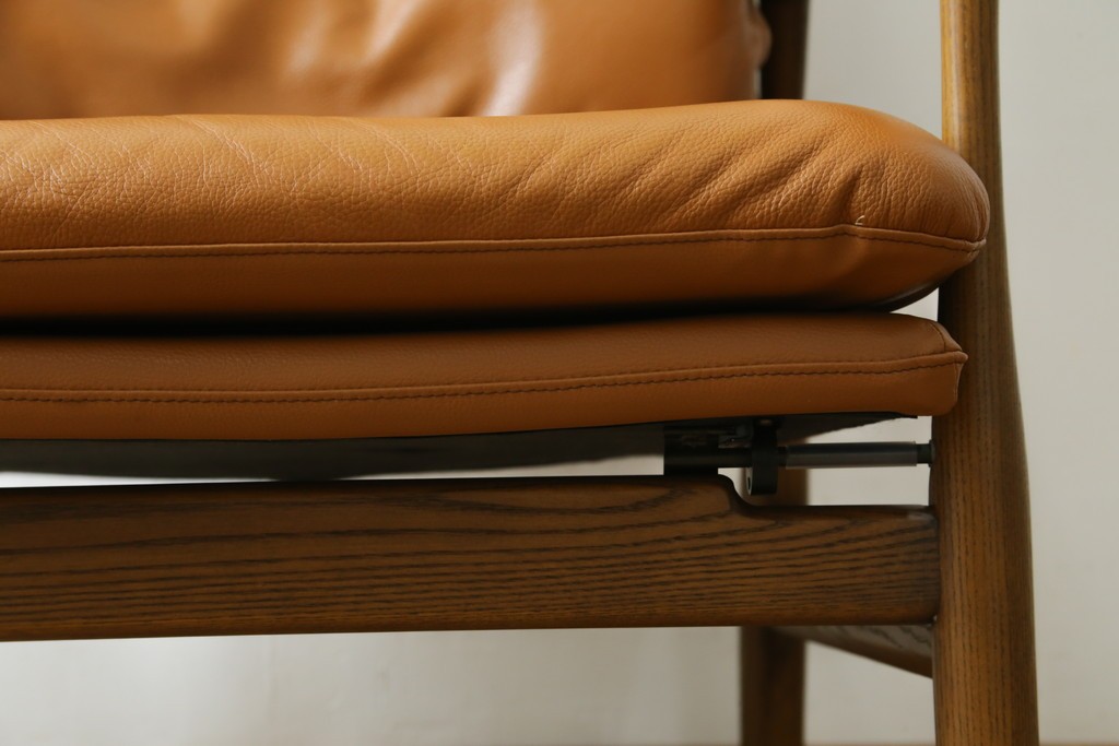 中古　美品　FUJI FURNITURE(冨士ファニチア)　Mysa(ミーサ)　上品でモダンなリクライニングチェアとスツールのセット　定価約24万円　(R-087263)
