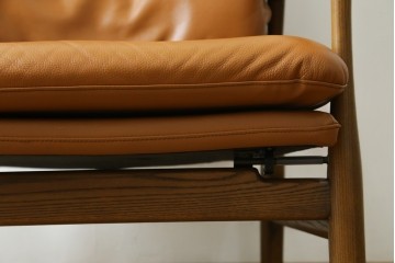 中古　美品　FUJI FURNITURE(冨士ファニチア)　Mysa(ミーサ)　上品でモダンなリクライニングチェアとスツールのセット　定価約24万円　(R-087263)