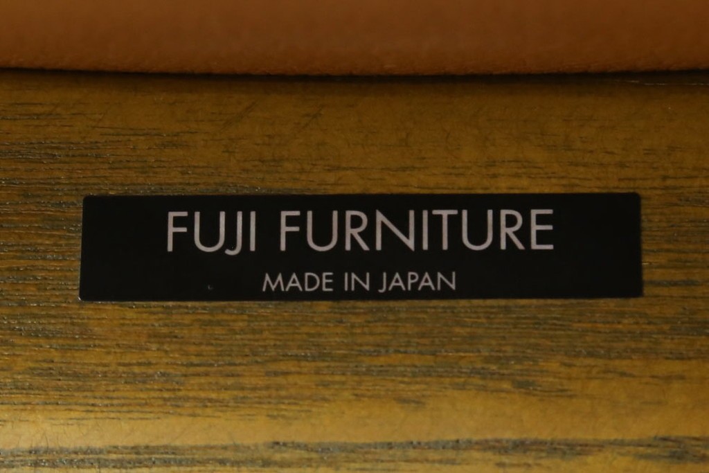 中古　美品　FUJI FURNITURE(冨士ファニチア)　Mysa(ミーサ)　上品でモダンなリクライニングチェアとスツールのセット　定価約24万円　(R-087263)