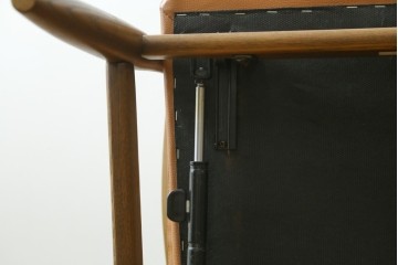 中古　美品　FUJI FURNITURE(冨士ファニチア)　Mysa(ミーサ)　上品でモダンなリクライニングチェアとスツールのセット　定価約24万円　(R-087263)