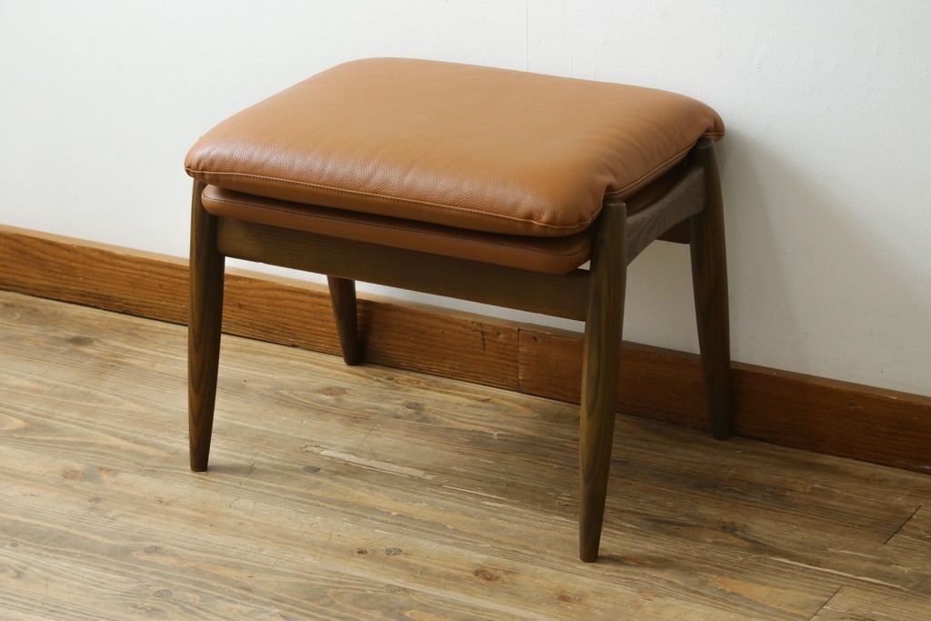 中古　美品　FUJI FURNITURE(冨士ファニチア)　Mysa(ミーサ)　上品でモダンなリクライニングチェアとスツールのセット　定価約24万円　(R-087263)