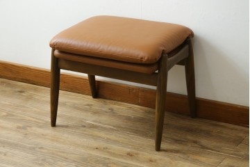 中古　美品　FUJI FURNITURE(冨士ファニチア)　Mysa(ミーサ)　上品でモダンなリクライニングチェアとスツールのセット　定価約24万円　(R-087263)