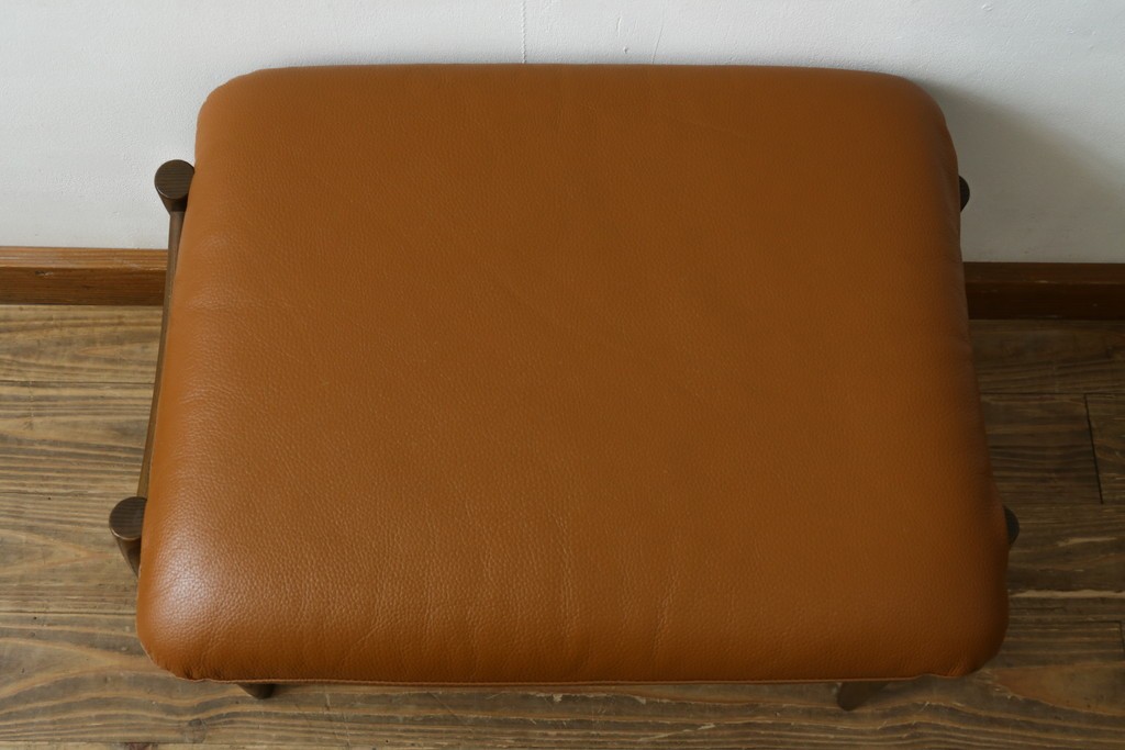 中古　美品　FUJI FURNITURE(冨士ファニチア)　Mysa(ミーサ)　上品でモダンなリクライニングチェアとスツールのセット　定価約24万円　(R-087263)