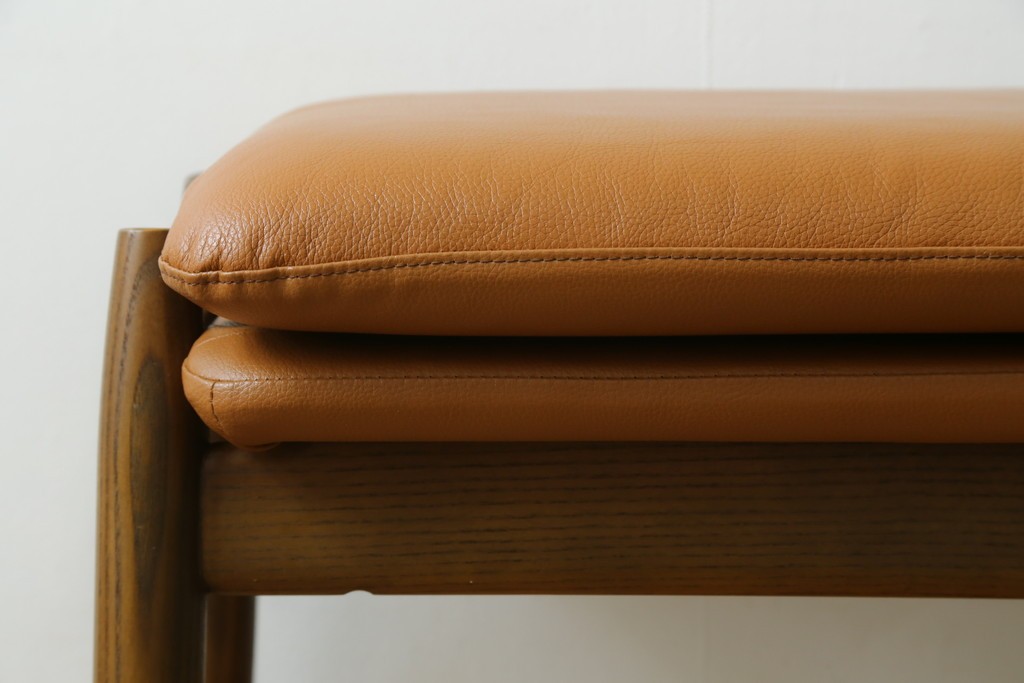 中古　美品　FUJI FURNITURE(冨士ファニチア)　Mysa(ミーサ)　上品でモダンなリクライニングチェアとスツールのセット　定価約24万円　(R-087263)