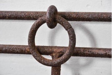 【簡易リペア限定品】ヨーロッパヴィンテージ　リング装飾が目を惹くアイアンベンチ　(R-087264)