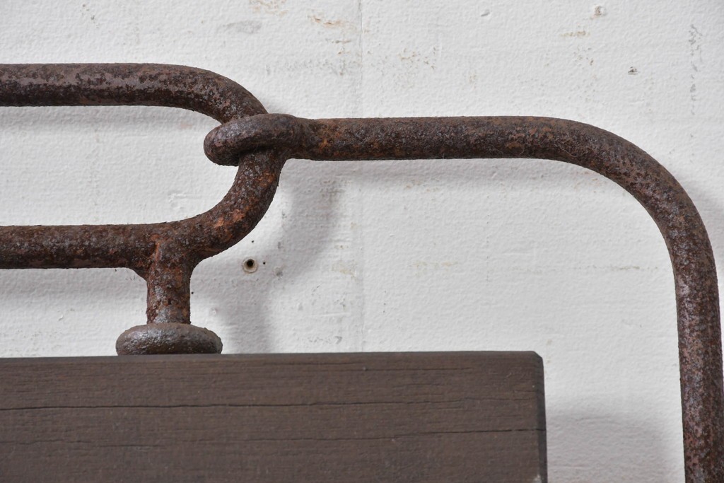 【簡易リペア限定品】ヨーロッパヴィンテージ　リング装飾が目を惹くアイアンベンチ　(R-087264)