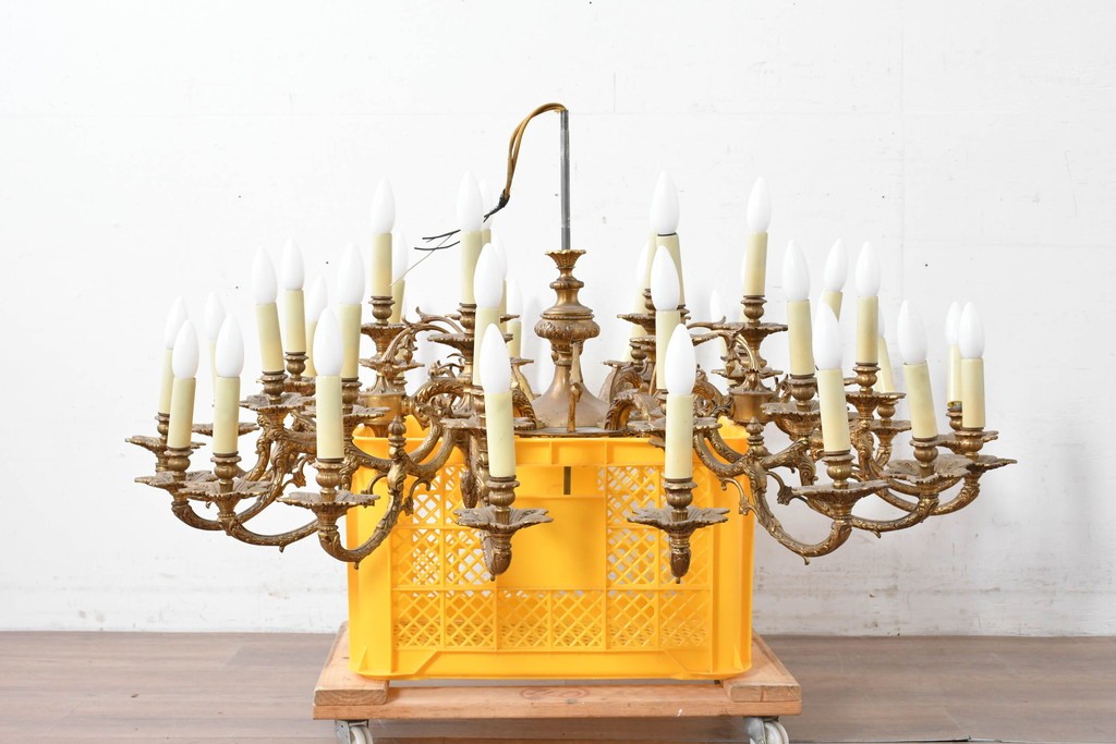 ヴィンテージ　YAMAGIWA(ヤマギワ)取り扱い　クラシックなキャンドルスタイル　圧巻の36灯シャンデリア　当時定価約200万円　(R-087265)