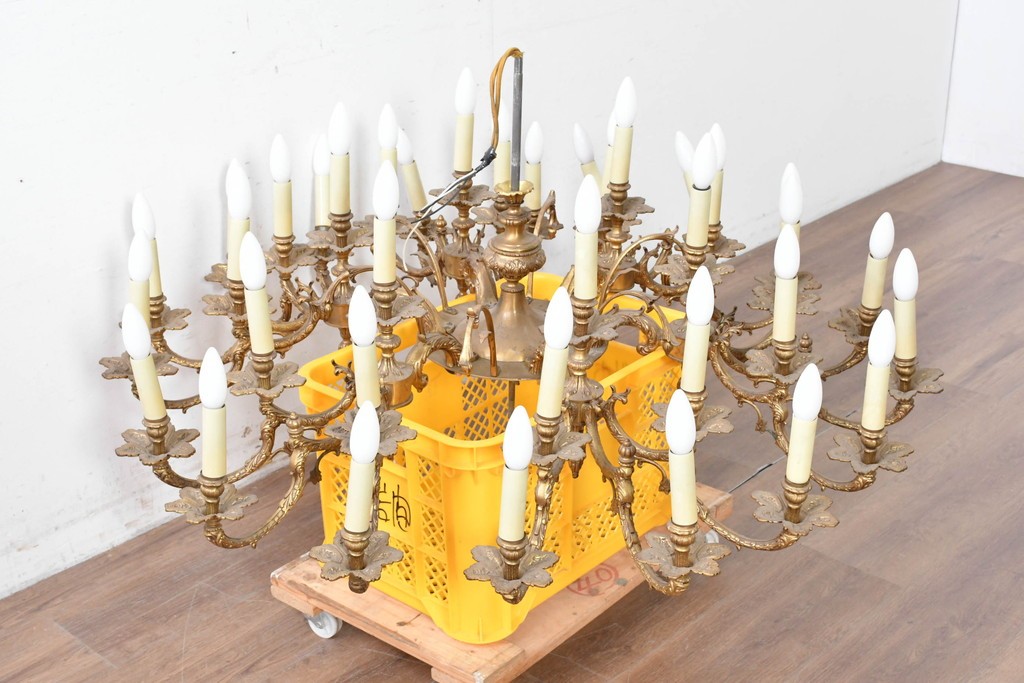 ヴィンテージ　YAMAGIWA(ヤマギワ)取り扱い　クラシックなキャンドルスタイル　圧巻の36灯シャンデリア　当時定価約200万円　(R-087265)