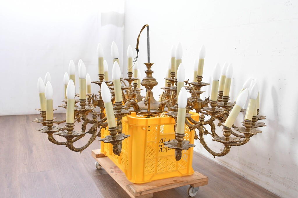 ヴィンテージ　YAMAGIWA(ヤマギワ)取り扱い　クラシックなキャンドルスタイル　圧巻の36灯シャンデリア　当時定価約200万円　(R-087265)