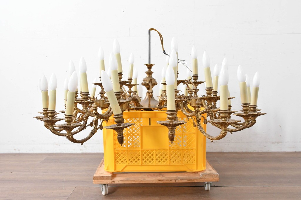 ヴィンテージ　YAMAGIWA(ヤマギワ)取り扱い　クラシックなキャンドルスタイル　圧巻の36灯シャンデリア　当時定価約200万円　(R-087265)