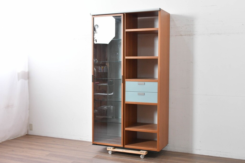 中古　美品　イタリア高級輸入家具　Poliform(ポリフォーム)　チェリー材　スライド式ガラス戸の照明付きハイキャビネット　定価約110万円　(R-087266)