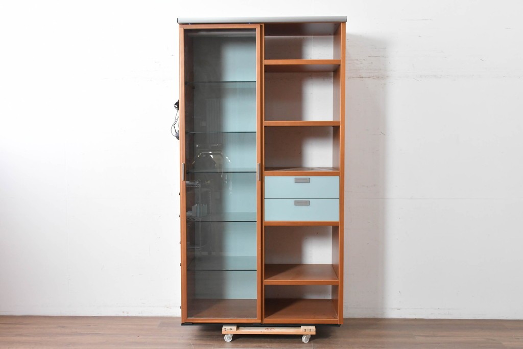 中古　美品　イタリア高級輸入家具　Poliform(ポリフォーム)　チェリー材　スライド式ガラス戸の照明付きハイキャビネット　定価約110万円　(R-087266)