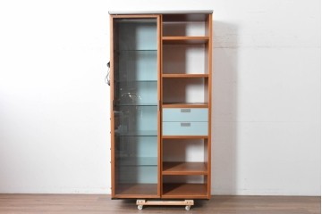 中古　美品　イタリア高級輸入家具　Poliform(ポリフォーム)　チェリー材　スライド式ガラス戸の照明付きハイキャビネット　定価約110万円　(R-087266)