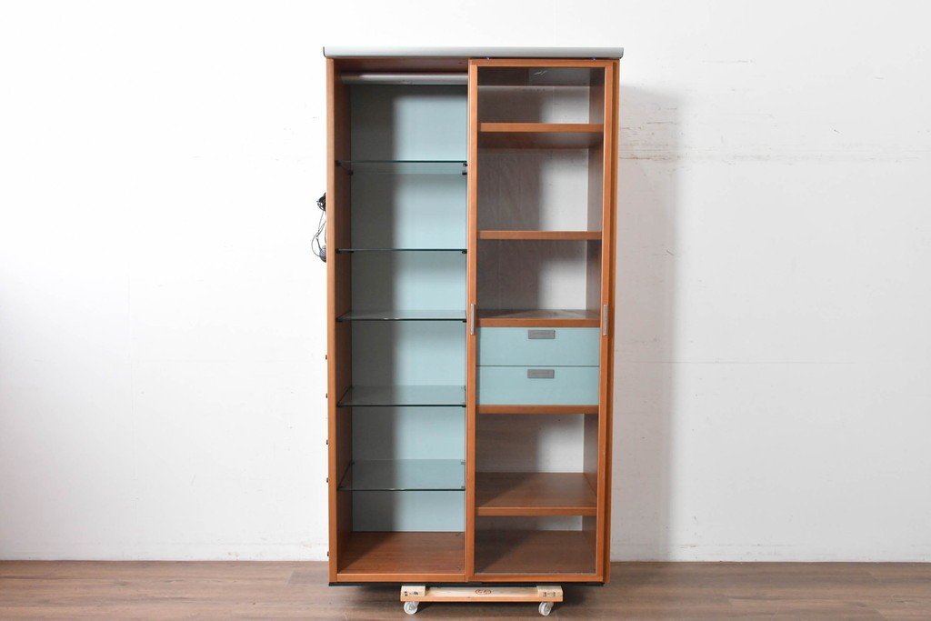 中古　美品　イタリア高級輸入家具　Poliform(ポリフォーム)　チェリー材　スライド式ガラス戸の照明付きハイキャビネット　定価約110万円　(R-087266)