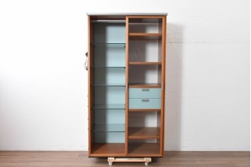 中古　美品　イタリア高級輸入家具　Poliform(ポリフォーム)　チェリー材　スライド式ガラス戸の照明付きハイキャビネット　定価約110万円　(R-087266)