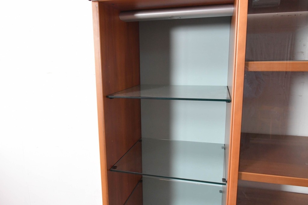 中古　美品　イタリア高級輸入家具　Poliform(ポリフォーム)　チェリー材　スライド式ガラス戸の照明付きハイキャビネット　定価約110万円　(R-087266)