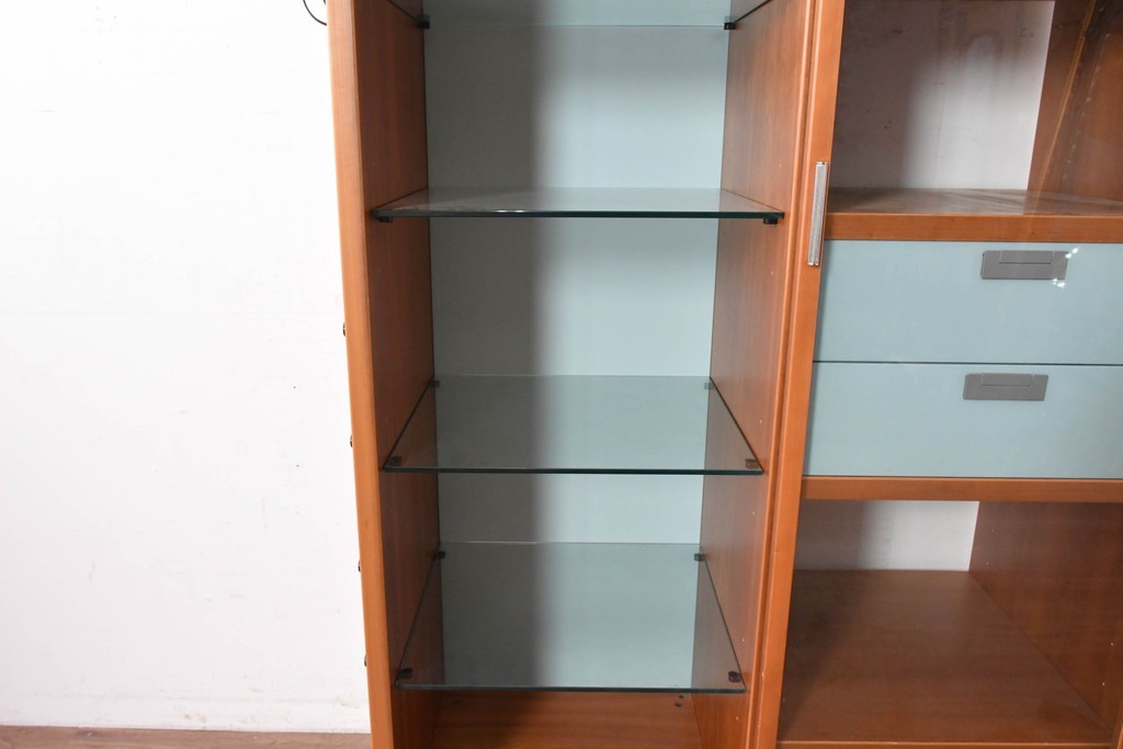 中古　美品　イタリア高級輸入家具　Poliform(ポリフォーム)　チェリー材　スライド式ガラス戸の照明付きハイキャビネット　定価約110万円　(R-087266)