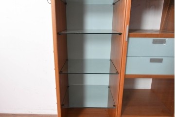 中古　美品　イタリア高級輸入家具　Poliform(ポリフォーム)　チェリー材　スライド式ガラス戸の照明付きハイキャビネット　定価約110万円　(R-087266)