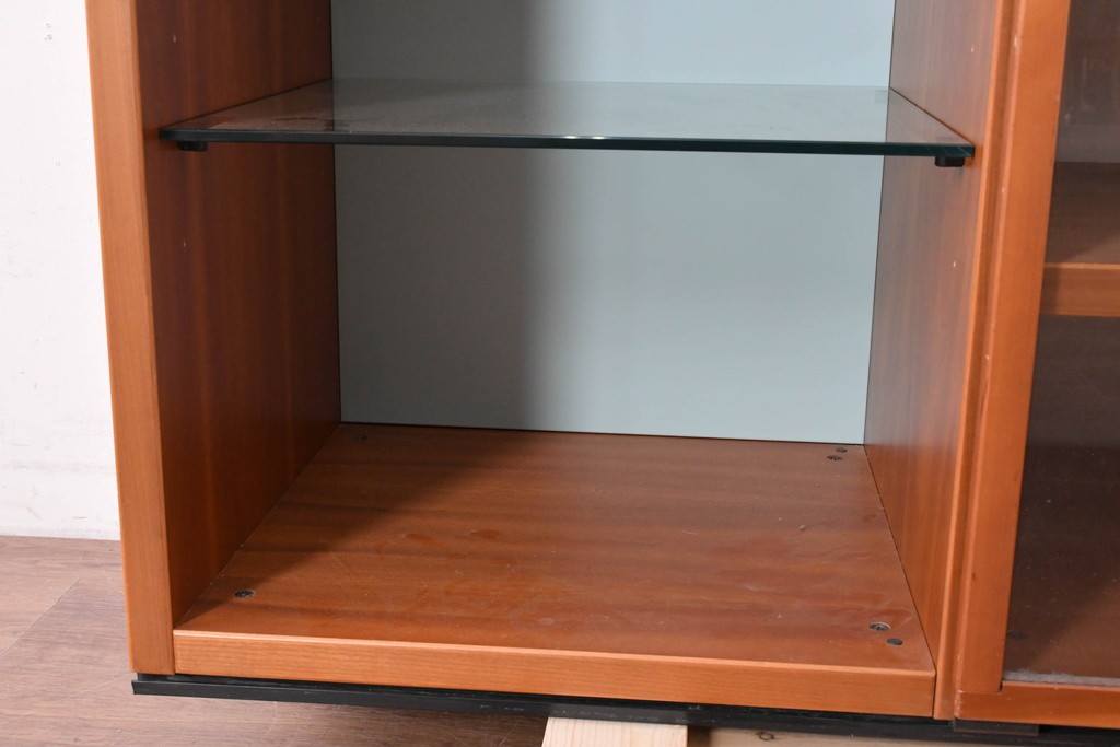 中古　美品　イタリア高級輸入家具　Poliform(ポリフォーム)　チェリー材　スライド式ガラス戸の照明付きハイキャビネット　定価約110万円　(R-087266)