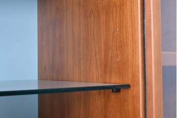 中古　美品　イタリア高級輸入家具　Poliform(ポリフォーム)　チェリー材　スライド式ガラス戸の照明付きハイキャビネット　定価約110万円　(R-087266)