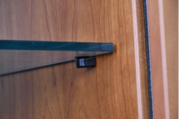 中古　美品　イタリア高級輸入家具　Poliform(ポリフォーム)　チェリー材　スライド式ガラス戸の照明付きハイキャビネット　定価約110万円　(R-087266)