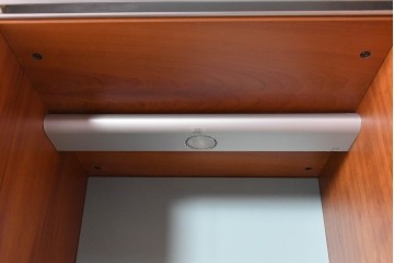 中古　美品　イタリア高級輸入家具　Poliform(ポリフォーム)　チェリー材　スライド式ガラス戸の照明付きハイキャビネット　定価約110万円　(R-087266)