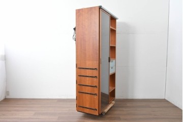 中古　美品　イタリア高級輸入家具　Poliform(ポリフォーム)　チェリー材　スライド式ガラス戸の照明付きハイキャビネット　定価約110万円　(R-087266)