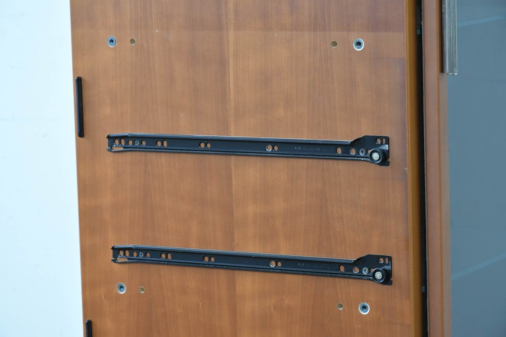 中古　美品　イタリア高級輸入家具　Poliform(ポリフォーム)　チェリー材　スライド式ガラス戸の照明付きハイキャビネット　定価約110万円　(R-087266)