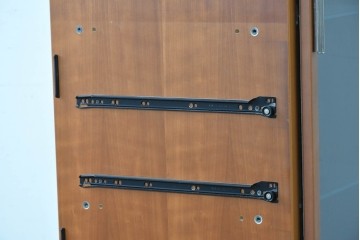 中古　美品　イタリア高級輸入家具　Poliform(ポリフォーム)　チェリー材　スライド式ガラス戸の照明付きハイキャビネット　定価約110万円　(R-087266)