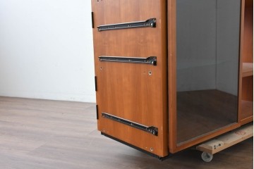 中古　美品　イタリア高級輸入家具　Poliform(ポリフォーム)　チェリー材　スライド式ガラス戸の照明付きハイキャビネット　定価約110万円　(R-087266)