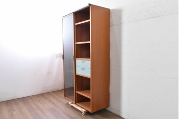 中古　美品　イタリア高級輸入家具　Poliform(ポリフォーム)　チェリー材　スライド式ガラス戸の照明付きハイキャビネット　定価約110万円　(R-087266)