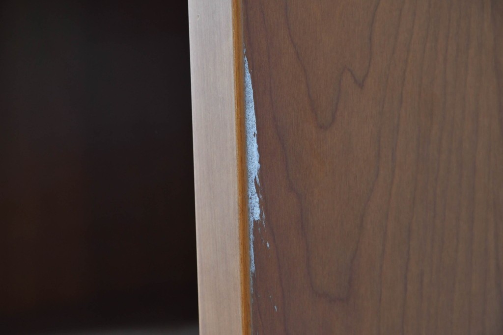 中古　美品　イタリア高級輸入家具　Poliform(ポリフォーム)　チェリー材　スライド式ガラス戸の照明付きハイキャビネット　定価約110万円　(R-087266)