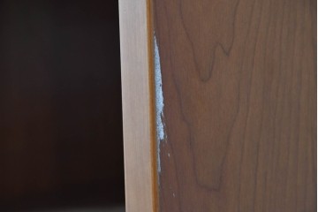 中古　美品　イタリア高級輸入家具　Poliform(ポリフォーム)　チェリー材　スライド式ガラス戸の照明付きハイキャビネット　定価約110万円　(R-087266)